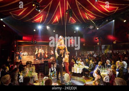Hamburg, Germany. 12th Nov, 2022. Artists stand in the ring of Cornelia Poletto's 'Palazzo on the occasion of the premiere of the new show program 'Unikate'. Credit: Georg Wendt/dpa/Alamy Live News Stock Photo