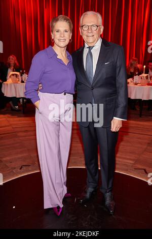 Hamburg, Germany. 12th Nov, 2022. Cornelia Poletto, chef, and Rüdiger Grube come to Poletto's 'Palazzo on the occasion of the premiere of the new show program 'Unikate'. Credit: Georg Wendt/dpa/Alamy Live News Stock Photo