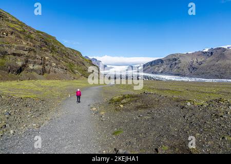 Vatnajokull is the largest and most voluminous ice cap glacier in Iceland. Visitors taking a short trail hikes to the edge of the glacier from visitor Stock Photo