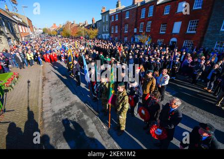 Bridport, Dorset, UK.  13th November 2022.  Residents, servicemen, veterans and councillors turn out in large numbers at Bridport in Dorset to pay their respects on Remembrance Sunday at the war memorial outside St Mary’s Church. Picture Credit: Graham Hunt/Alamy Live News Stock Photo