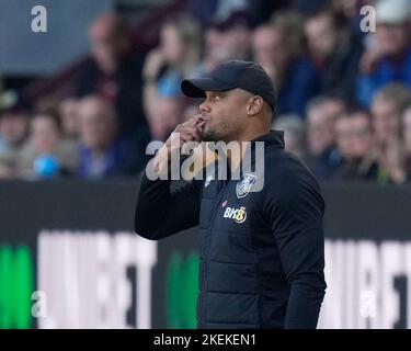 Vincent Kompany Manager of Burnley shouts instructions during the Sky Bet Championship match Burnley vs Blackburn Rovers at Turf Moor, Burnley, United Kingdom, 13th November 2022  (Photo by Steve Flynn/News Images) in Burnley, United Kingdom on 11/13/2022. (Photo by Steve Flynn/News Images/Sipa USA) Stock Photo