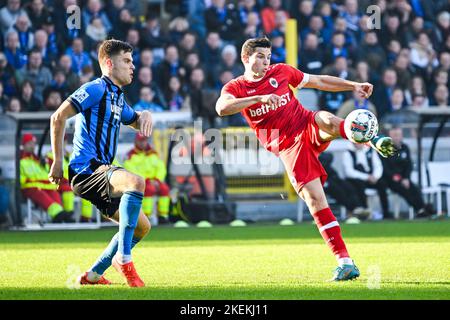 Antwerp's Sam Vines and Westerlo's Bryan Reynolds pictured in action during  a soccer match between Royal Antwerp FC RAFC and KVC Westerlo, Sunday 04  September 2022 in Antwerp, a match on day