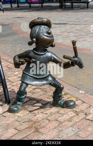 Statue of Minnie the Minx, a character in the children's comic magazine The Beano.  High Street, Dundee, Scotland, UK Stock Photo