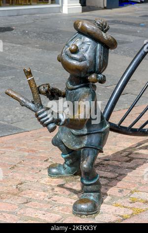 Statue of Minnie the Minx, a character in the children's comic magazine The Beano.  High Street, Dundee, Scotland, UK Stock Photo