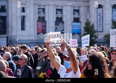 Cybele square, Madrid, Spain. 13th Nov, 2022. Demonstration in favour of public health. Hundreds of citizens of the Community of Madrid demonstrate against the policy of health cuts of their President Isabel Diaz Ayuso and in favour of public health. Credit: EnriquePSans/Alamy Live News Stock Photo