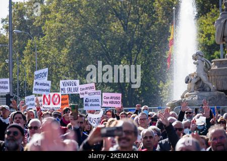 Cybele square, Madrid, Spain. 13th Nov, 2022. Demonstration in favour of public health. Hundreds of citizens of the Community of Madrid demonstrate against the policy of health cuts of their President Isabel Diaz Ayuso and in favour of public health. Credit: EnriquePSans/Alamy Live News Stock Photo