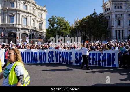 Cybele square, Madrid, Spain. 13th Nov, 2022. Demonstration in favour of public health. Hundreds of citizens of the Community of Madrid demonstrate against the policy of health cuts of their President Isabel Diaz Ayuso and in favour of public health. Credit: EnriquePSans/Alamy Live News Stock Photo