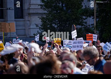 Cybele square, Madrid, Spain. 13th Nov, 2022. Demonstration in favour of public health. Hundreds of citizens of the Community of Madrid demonstrate against the policy of health cuts of their President Isabel Diaz Ayuso and in favour of public health. Credit: EnriquePSans/Alamy Live News Stock Photo