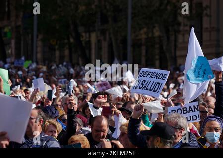 Cybele square, Madrid, Spain. 13th Nov, 2022. Demonstration in favour of public health. Hundreds of citizens of the Community of Madrid demonstrate against the policy of health cuts of their President Isabel Diaz Ayuso and in favour of public health. Credit: EnriquePSans/Alamy Live News Stock Photo