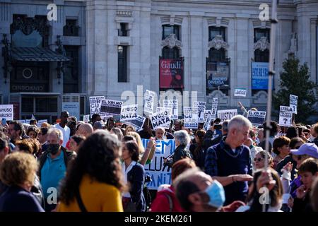 Cybele square, Madrid, Spain. 13th Nov, 2022. Demonstration in favour of public health. Hundreds of citizens of the Community of Madrid demonstrate against the policy of health cuts of their President Isabel Diaz Ayuso and in favour of public health. Credit: EnriquePSans/Alamy Live News Stock Photo