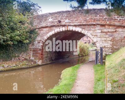 Old bridge on the Shropshire Union canal in Market Drayton Stock Photo