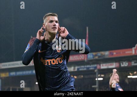 DEVENTER - Simon van Duivenbooden of Vitesse celebrates the 2-2 during ...