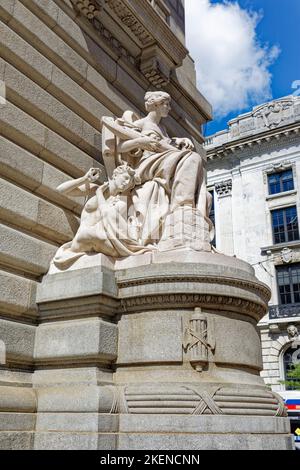 'Commerce,' one of Daniel Chester French's sculptures flanking the Superior Avenue entrance of the Howard M. Metzenbaum U.S. Courthouse. Stock Photo