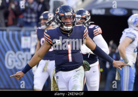 Chicago Bears' Justin Fields throws during the first half of an NFL  football game against the San Francisco 49ers Sunday, Sept. 11, 2022, in  Chicago. (AP Photo/Nam Y. Huh Stock Photo - Alamy