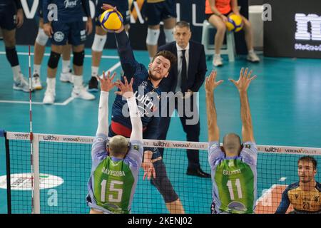 Verona, Italy. 13th Nov, 2022. Superlega men volley Italian championship 2022 - WithU Verona VS Vero Volley Monza, 13 November 2022, Pala AGSM-AIM, Verona, Italy Credit: Roberto Tommasini/Alamy Live News Stock Photo