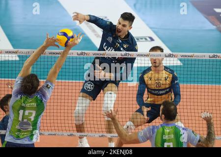 Verona, Italy. 13th Nov, 2022. Superlega men volley Italian championship 2022 - WithU Verona VS Vero Volley Monza, 13 November 2022, Pala AGSM-AIM, Verona, Italy Credit: Roberto Tommasini/Alamy Live News Stock Photo