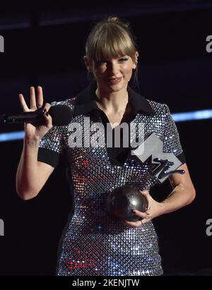 Duesseldorf, Germany. 13th Nov, 2022. Taylor Swift is happy about the award in the category 'Best Video' at the MTV Europe Music Awards at the PSD Bank Dome. Credit: Rolf Vennenbernd/dpa/Alamy Live News Stock Photo
