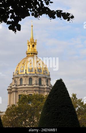 The landmark Dôme des Invalides in Paris, formerly a royal chapel, now holds the tomb of Napoleon Bonaparte and other French military leaders. Stock Photo