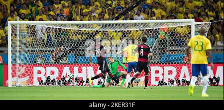 Belo Horizonte, 08.07.2014, Estadio Mineirao Torwart Manuel Neuer (Deutschland) rettet gegen Oscar (Brasilien) Brasilien - Deutschland  Copyright (nur Stock Photo