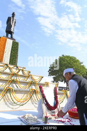 Jaipur, India. 14th Nov, 2022. Jaipur, India, November 14, 2022: Rajasthan Chief Minister Ashok Gehlot pays tribute to India's first prime minister Jawahar Lal Nehru on his birth anniversary, celebrated as Childrens Day in Jaipur. Credit: Sumit Saraswat/Alamy Live News Stock Photo