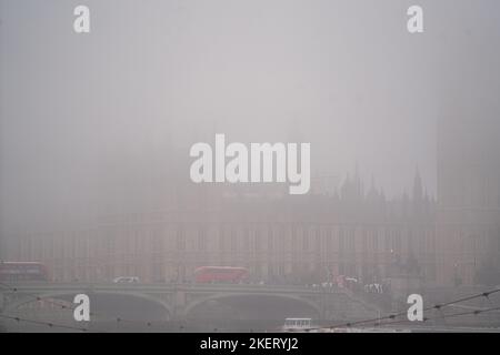 London UK. 14 November 2022.  The  Houses of Parliament and palace of Westminster is  shrouded in thick morning  fog as the Met Office issues a yellow weather warnings for fog with flight cancellations and transport disruptions to bus and rail in London and south east England   Credit: amer ghazzal/Alamy Live News Stock Photo