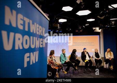 2022-11-14 14:06:55 THE HAGUE - On Equal Pay Day, FNV members draw attention to the pay gap between men and women on the labor market. According to FNV, the wage difference of 13 percent per hour between men and women translates into 7 weeks (34 working days) of unpaid work on an annual basis. ANP SEM VAN DER WAL netherlands out - belgium out Stock Photo