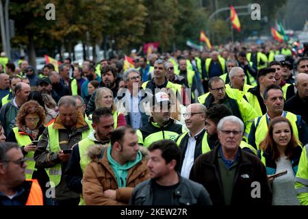 Madrid, Spanien. 14th Nov, 2022. Madrid Spain; 11.14.2022.- National Platform in Defense of Road Transport on indefinite strike, for non-compliance with the law that prohibits working below cost prices Credit: Juan Carlos Rojas/dpa/Alamy Live News Stock Photo