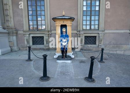 Royal Guard stood in a sentry box Vaktpost outside the Royal Palace / Stockholm Palace (Kungliga Slotten) (Kungliga Livgarde / Högvakten i Stockholm) Stock Photo