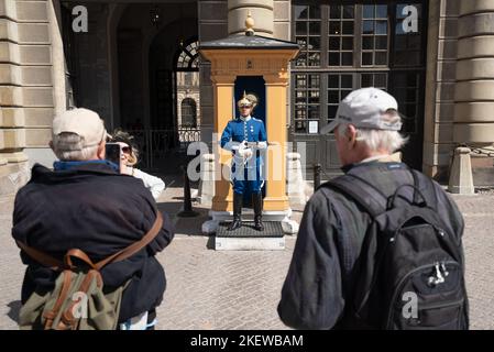 Tourists taking photos of Royal Guard stood outside the Royal Palace / Stockholm Palace (Kungliga Slotten) (Kungliga Livgarde / Högvakten i Stockholm) Stock Photo