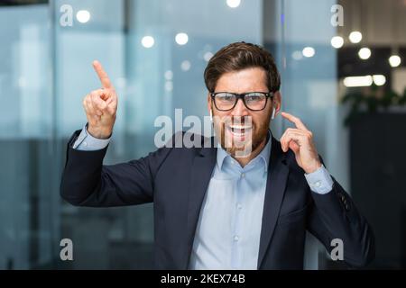 Angry mature director boss arguing and shouting at camera, senior man in office at work. Stock Photo