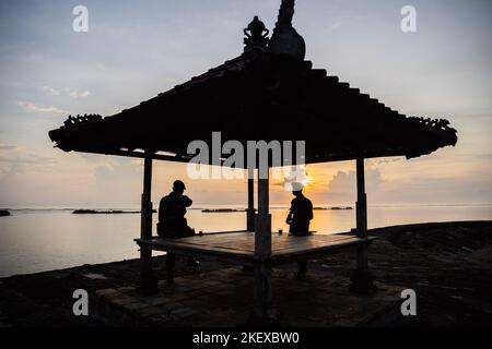 Nusa Dua, Indonesia. 15th Nov, 2022. Soldiers secure the coast at sunrise at the G20 summit. The group of the G20, the strongest industrialized nations and emerging economies, is meeting for two days on the Indonesian island of Bali. Credit: Christoph Soeder/dpa/Alamy Live News Stock Photo