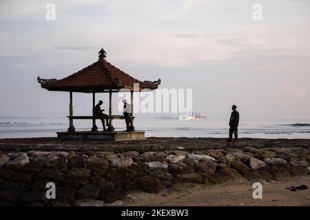 Nusa Dua, Indonesia. 15th Nov, 2022. Soldiers secure the coast at the G20 summit. The group of the G20, the strongest industrialized nations and emerging economies, is meeting for two days on the Indonesian island of Bali. Credit: Christoph Soeder/dpa/Alamy Live News Stock Photo