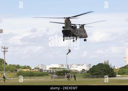 Members of 15th Brigade, Japan Ground Self Defense Force (JGSDF), conduct fast rope operations during a training event at Camp Naha, Okinawa, Japan, Nov. 6, 2022. 15th Helo Unit conducted aviation training, which coincided with the JGSDF 15th Brigade's 12th Anniversary. (U.S. Marine Corps photo by Cpl. Dalton J. Payne) Stock Photo