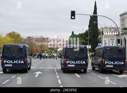 Madrid, Spain. 14th Nov, 2022. Truck drivers take part in a protest in Madrid, Spain, on Nov. 14, 2022. Truck drivers in Spain began an indefinite strike on Monday against the rising cost of living. Back in March and April, the country's truckers staged a 20-day strike, which caused major problems in the national supply chains. Credit: Gustavo Valiente/Xinhua/Alamy Live News Stock Photo