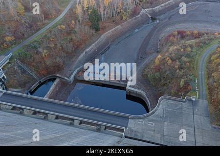 14 November 2022, Saxony-Anhalt, Thale: The water level at the Wendefurth reservoir has been temporarily lowered for the current construction project. Diving robots are being used to prepare the renewal of the bottom outlet at the Rappbode Dam in the Harz Mountains. For the time being, a rail system on the wall of the dam is being cleared of centimeter-thick plaque. The diving robots are equipped with high-pressure nozzles and have already been in operation for several days. According to the spokesman, water is seeping through a leak at the highest dam in Germany. Since the water cannot be dra Stock Photo
