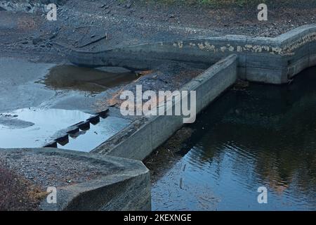 14 November 2022, Saxony-Anhalt, Thale: The water level at the Wendefurth reservoir has been temporarily lowered for the current construction project. Diving robots are being used to prepare the renewal of the bottom outlet at the Rappbode Dam in the Harz Mountains. For the time being, a rail system on the wall of the dam is being cleared of centimeter-thick plaque. The diving robots are equipped with high-pressure nozzles and have already been in operation for several days. According to the spokesman, water is seeping through a leak at the highest dam in Germany. Since the water cannot be dra Stock Photo