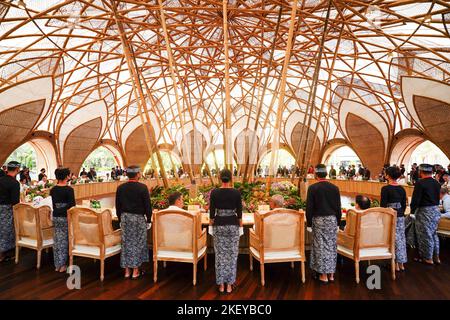 Nusa Dua, Indonesia. 15th Nov, 2022. Leaders attend lunch at G20 summit. The group of G20, the strongest industrialized nations and emerging economies, meets for two days on the Indonesian island of Bali. Credit: Kay Nietfeld/dpa/Alamy Live News Stock Photo