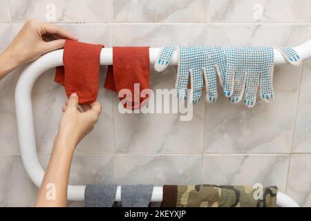 https://l450v.alamy.com/450v/2keyxjp/man-hanging-up-washed-clothes-to-dry-woman-hanging-clothes-2keyxjp.jpg