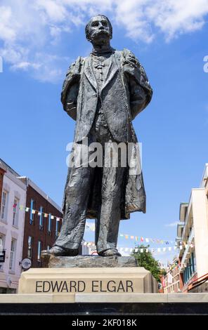 Worcester Cathedral Square Bronze statue of Sir Edward Elgar the famous composer City Centre Worcester Worcestershire England UK GB Europe Stock Photo