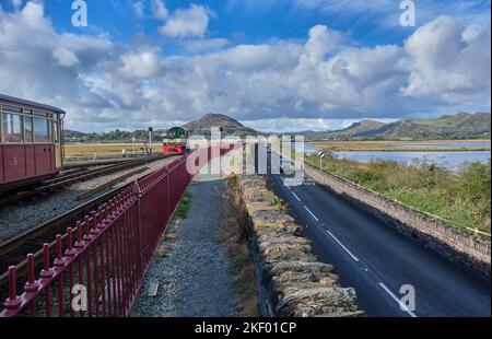 Engine and train on the Ffestiniog Railway, Porthmadog, Gwynedd, Snowdonia, Wales Stock Photo