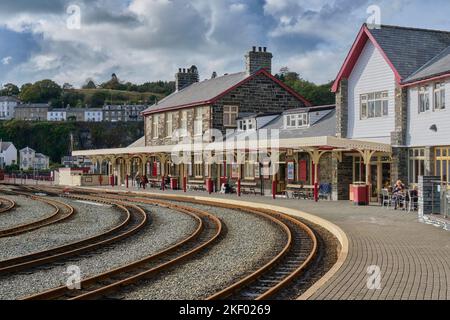 Porthmadog Harbour Station, Porthmadog, Gwynedd, Wales Stock Photo