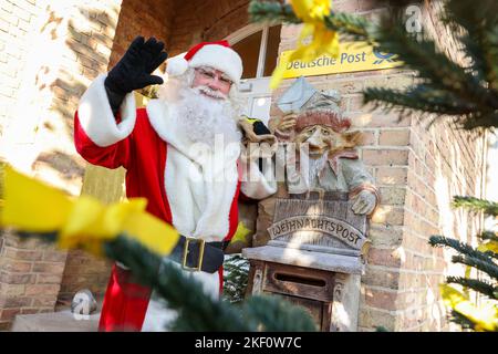 Himmelpfort, Germany. 15th Nov, 2022. Santa Claus' waves at the start of the Christmas letter-writing campaign in Himmelpfort at the Christmas post office. Since mid-November, 'Santa Claus' has been reading and answering children's letters from Germany and all over the world in Himmelpfort with the support of his 'Christmas angels'. The Christmas post office is traditionally a joint initiative of Deutsche Post and the town of Himmelpfort. Credit: Gerald Matzka/dpa/Alamy Live News Stock Photo