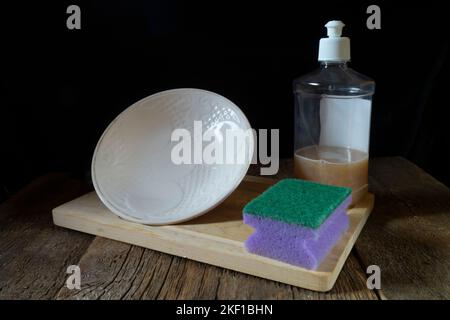 Metallized fiber foam sponge for dishes and housework. New silver foam  sponge for dishwashing on a kithen table. Purity and household chores Stock  Photo - Alamy