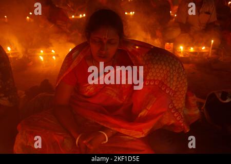 Dhaka, Dhaka, Bangladesh. 15th Nov, 2022. Hindu Devotees offer Rakher Upobas prayers surrounded with lit candles at the Shri Shri Lokanath Brahmachari Ashram temple in Narayanganj outskirt of Dhaka. (Credit Image: © Abu Sufian Jewel/ZUMA Press Wire) Credit: ZUMA Press, Inc./Alamy Live News Stock Photo