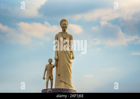 Kigali, Rwanda - August 19 2022: A statue of a woman and child in traditional Rwandan clothing on top of a fountain in Kimihurura. Stock Photo