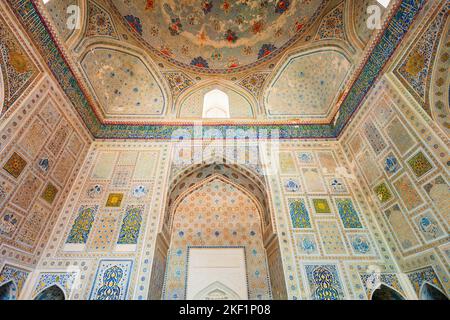 Shahrisabz, Uzbekistan - April 19, 2021: Kok Gumbaz Mosque ornament pattern design interior in Shahrisabz city, Uzbekistan Stock Photo