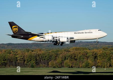 UPS Boeing 747-8F with registration N627UP on short final for runway 14L of Cologne Bonn Airport Stock Photo