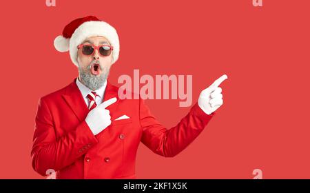 https://l450v.alamy.com/450v/2kf1x5k/banner-with-wondered-amazed-old-grey-haired-bearded-man-wearing-santa-style-pointing-on-copyspace-2kf1x5k.jpg