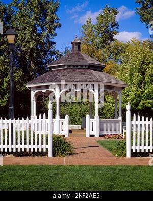 2000s GAZEBO AND WHITE PICKET FENCE IN BURGH HISTORICAL PARK SOUTHFIELD MICHIGAN USA - kb31800 RSS001 HARS AND LOW ANGLE RECREATION PRIDE IN BELVEDERE CONCEPTUAL ESCAPE GAZEBO KIOSK PERGOLA FREESTANDING RELAXATION MI OLD FASHIONED PAVILION Stock Photo