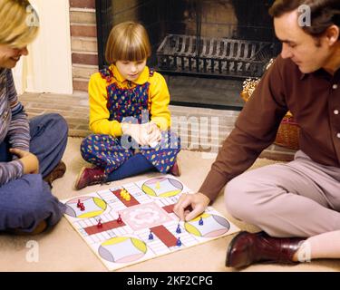 1970s FAMILY MOTHER FATHER DAUGHTER PLAYING PARCHEESI BOARD GAME SITTING TOGETHER ON LIVING ROOM FLOOR - kj7226 HAR001 HARS COMPETITION FAMILIES JOY LIFESTYLE FEMALES HOME LIFE FULL-LENGTH HALF-LENGTH LADIES DAUGHTERS PERSONS MALES ENTERTAINMENT FATHERS GOALS SUCCESS HAPPINESS LEISURE STRATEGY LIVING ROOM DADS EXCITEMENT RECREATION ON OPPORTUNITY CONNECTION CONCEPTUAL PARCHEESI STYLISH BOARD GAME GROWTH JUVENILES MOMS RELAXATION TOGETHERNESS YOUNG ADULT MAN YOUNG ADULT WOMAN CAUCASIAN ETHNICITY HAR001 OLD FASHIONED Stock Photo